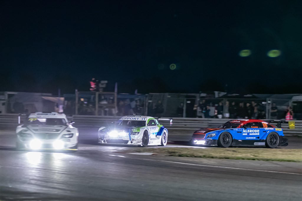 Stemningen ved Night Race er helt speciel, når racerkørerne skal kæmpe om pladserne i mørket på Padborg Park.
(Foto: Stumphoto)